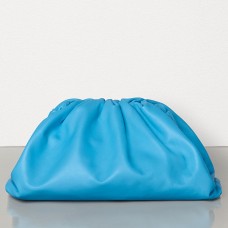 Чанта Bottega Veneta The Pouch от небесносиня телешка кожа Чанта Bottega Veneta The Pouch от небесносиня телешка кожа