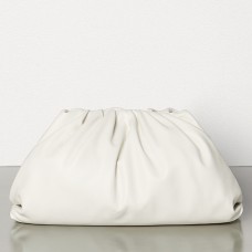 Чанта Bottega Veneta The Pouch от бяла телешка кожа Чанта Bottega Veneta The Pouch от бяла телешка кожа