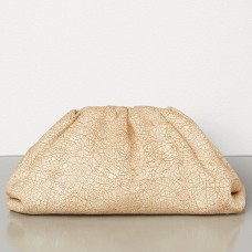 Чанта Bottega Veneta The Pouch от бежова кракелова кожа Чанта Bottega Veneta The Pouch от бежова кракелова кожа