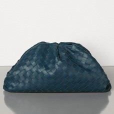 Bottega Veneta The Pouch Clutch от тъмно синя кожа Intrecciato