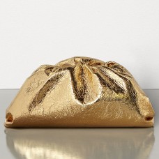 Чанта Bottega Veneta The Pouch от златиста металическа кожа Чанта Bottega Veneta The Pouch от златиста металическа кожа