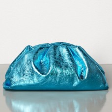 Чанта Bottega Veneta The Pouch от син металик кожен материал Чанта Bottega Veneta The Pouch от син металик кожен материал