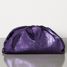 Чанта Bottega Veneta The Pouch от виолетова метална кожа Чанта Bottega Veneta The Pouch от виолетова метална кожа