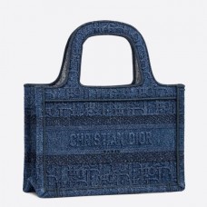 Чанта Dior Mini Book Tote от деним син косо платнен плат Чанта Dior Mini Book Tote от деним син косо платнен плат