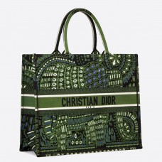 Чанта Dior Book Tote от платно с бродирани зелени животни