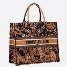 Чанта Dior Book Tote от оранжев плат с бродирани животни