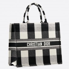 Чанта Dior Book Tote в бяло/черно каре с бродиран плат