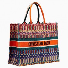 Чанта за книги Dior от многоцветно бродирано платно Чанта за книги Dior от многоцветно бродирано платно