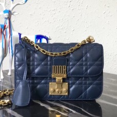 Малка чанта Dior Dioraddict с капак от синя агнешка кожа