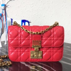Малка чанта Dior Dioraddict Flap от черешова агнешка кожа