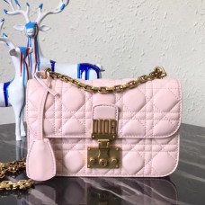 Малка чанта Dior Dioraddict с капак от розова агнешка кожа