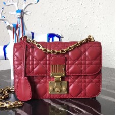 Малка чанта Dior Dioraddict с капак от червена агнешка кожа