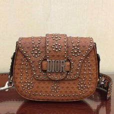 Чанта Dior D-Fence Saddle от кафява телешка кожа с шипове
