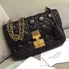 Чанта Dior Dioraddict с капак от черна агнешка кожа