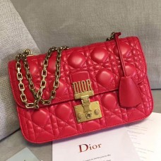 Чанта с капак Dior Dioraddict от червена агнешка кожа Чанта с капак Dior Dioraddict от червена агнешка кожа