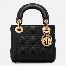 Мини чанта Dior от черна агнешка кожа с верижка Мини чанта Dior от черна агнешка кожа с верижка