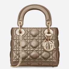 Чанта Dior Lady Dior Mini Chain от златиста металическа телешка кожа Чанта Dior Lady Dior Mini Chain от златиста металическа телешка кожа