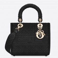 Чанта Dior Medium Lady D-Lite от черен бродиран плат Чанта Dior Medium Lady D-Lite от черен бродиран плат