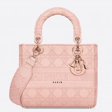 Чанта Dior Medium Lady D-Lite в розово бродирано платно Чанта Dior Medium Lady D-Lite в розово бродирано платно
