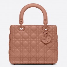 Чанта Dior Medium Lady Dior от пудра ултра матова телешка кожа Чанта Dior Medium Lady Dior от пудра ултра матова телешка кожа
